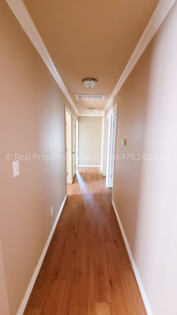 Building Photo - 1212 Mesa Dr