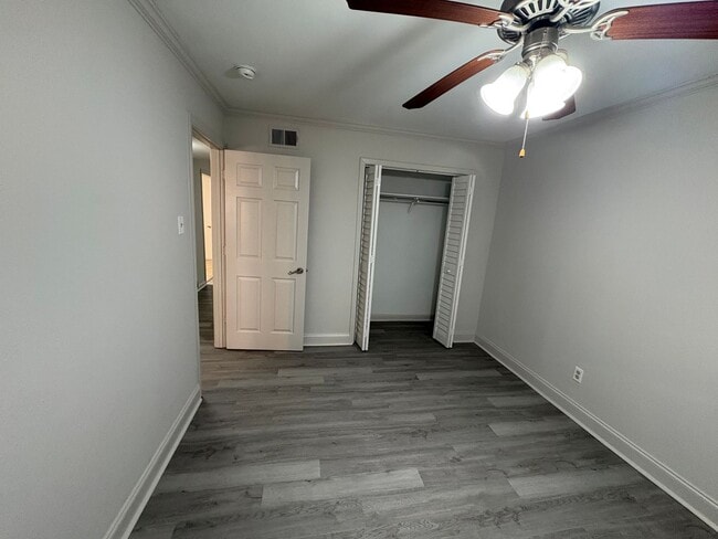 Building Photo - 2 Bedroom 1 Bath Apartment Close to Campus! Available Now!