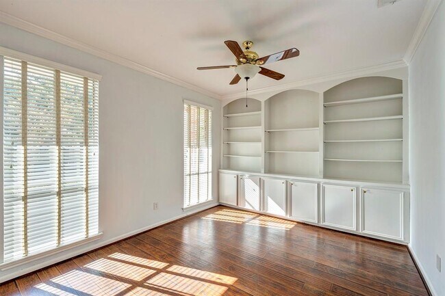 Foto del edificio - 5822 Lynbrook Dr