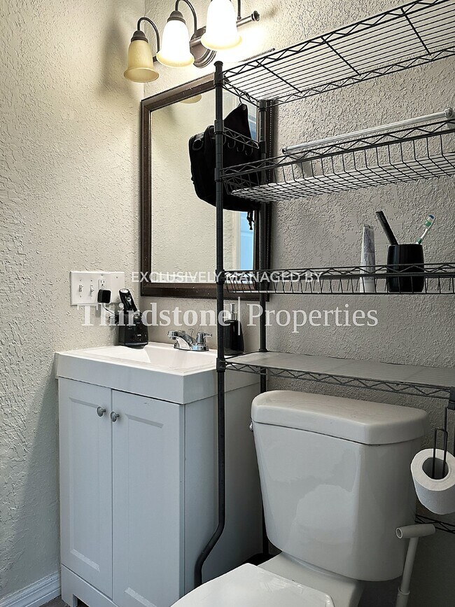 Foto del edificio - 2748 Gilmore St