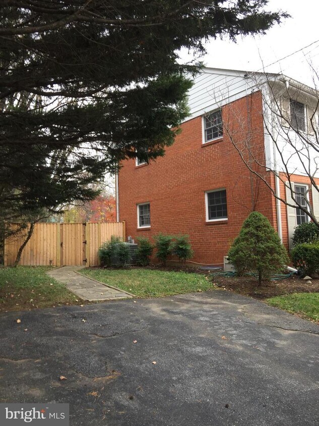 Foto principal - 9901 Fernwood Rd