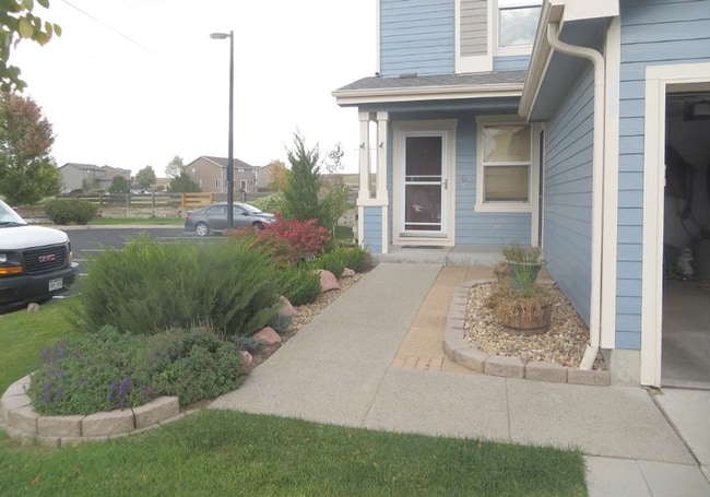 Building Photo - 3 bedroom townhome! Great Erie location!
