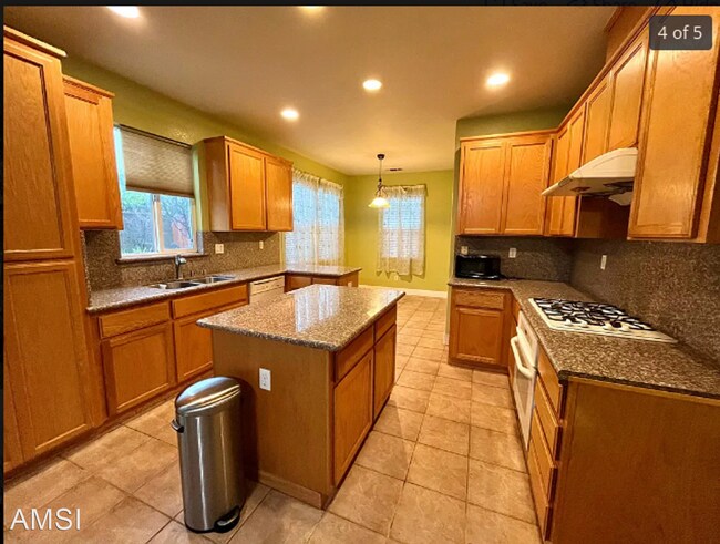 Building Photo - 4 br, 3 bath House - 22736 Canyon Ct