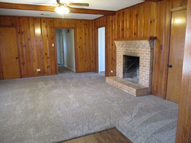Foto del edificio - $1800 - 3/2 Country Home Close to Downtown...