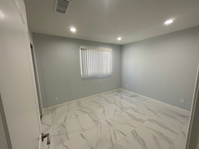 Foto del edificio - 13921 Downey Ave