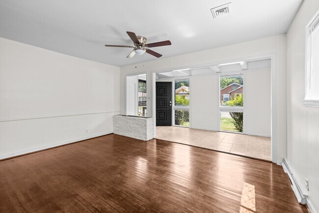 Building Photo - Charming 4 Bedroom 2 Bathroom Home
