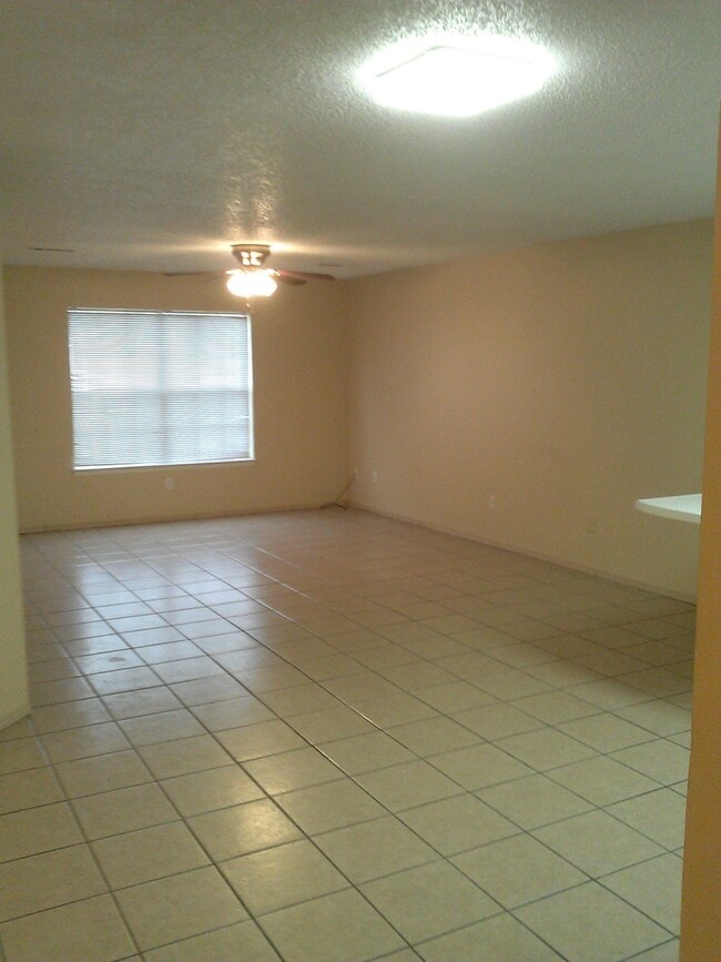 Building Photo - 182-184 Southwinds Drive