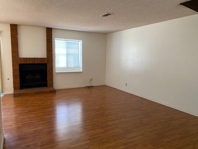 Building Photo - AVAILABLE JULY- 2 Bedroom/ 2 Bathroom Cond...