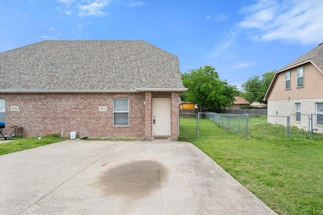Building Photo - 404 Kings Way Dr