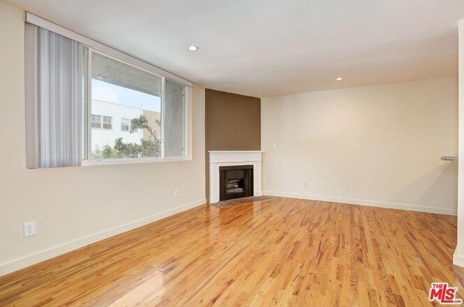 Foto principal - 9707 Charnock Ave