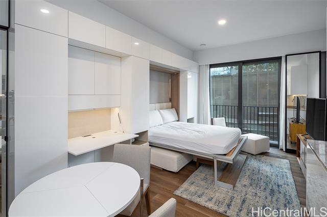 Building Photo - 987 Queen St