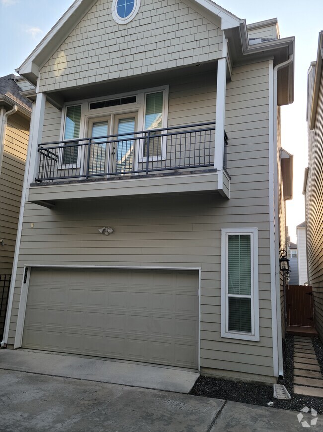 2 Car Attached Garage & Balcony Off Primary Bedroom - 904 W 20th St