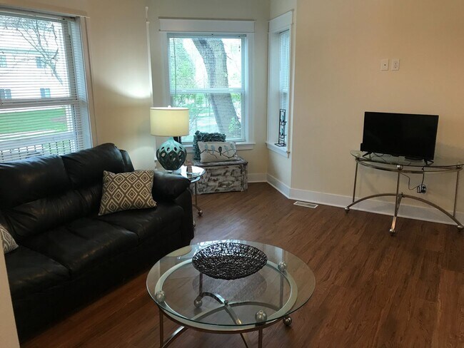 Foto del edificio - 4 Bedroom, 2 Bath Home available July 2025...