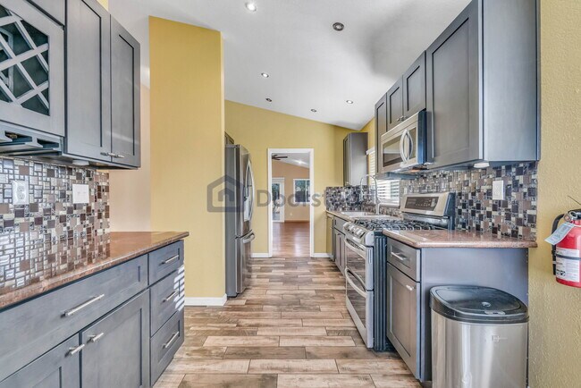 Foto del edificio - 308 Regency Cir