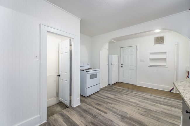 Building Photo - 1825 S Topeka Ave