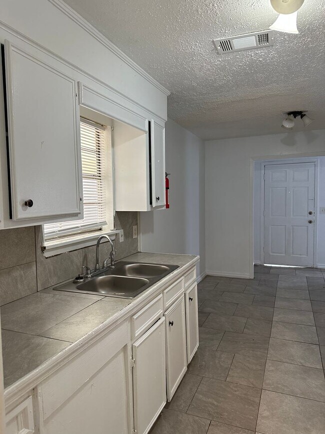 Building Photo - 190 York Dr