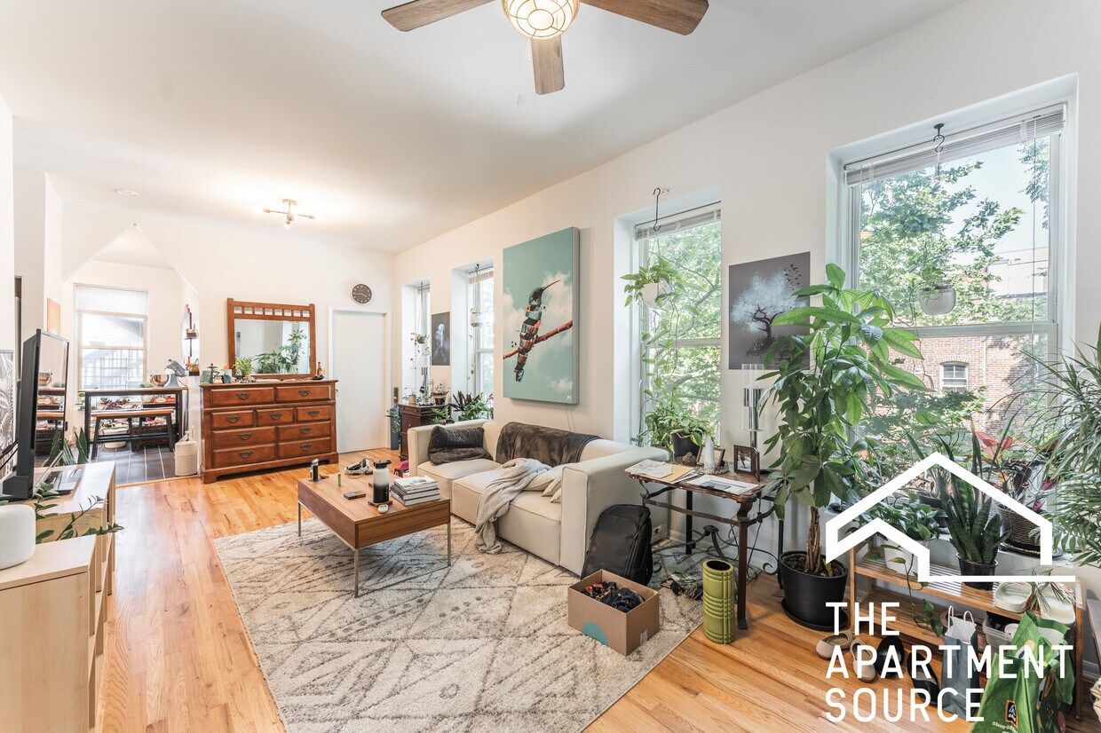 Foto principal - 2732 W Chicago Ave
