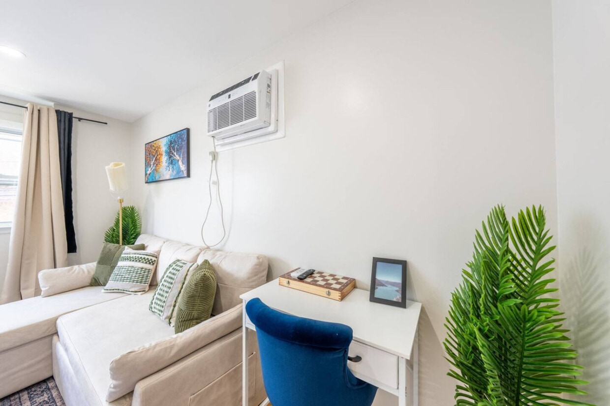 Primary Photo - 33 Adams St