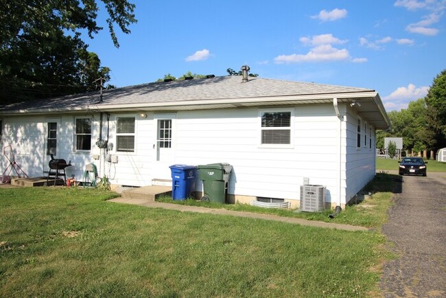 Building Photo - Beautiful 2 bedroom ranch condo!