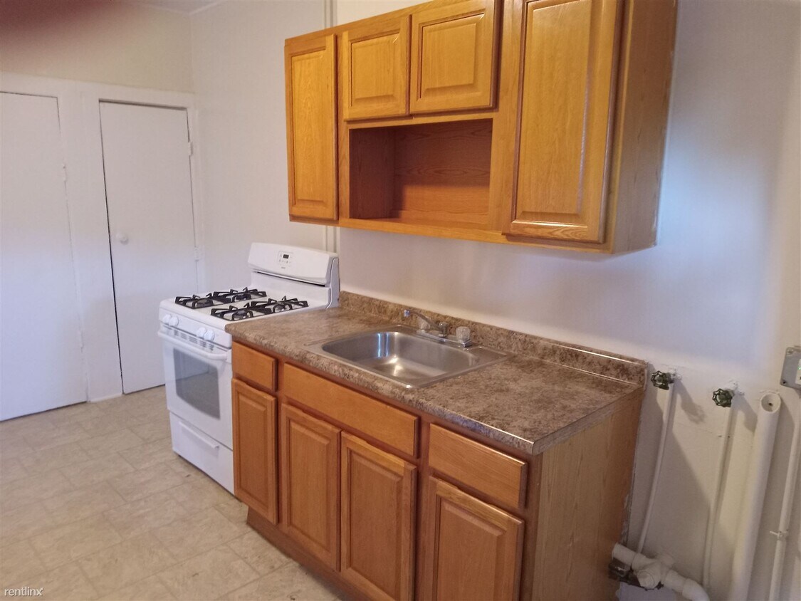 2 br, 1 bath 4plex 17 Benton St 19 191 Condo for Rent in