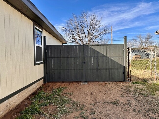 Building Photo - 1012 W 26th St