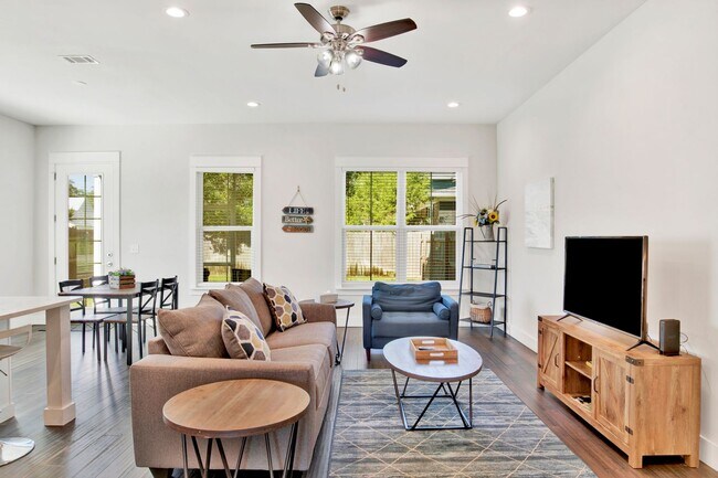 Building Photo - 3 bed East Hill Townhome