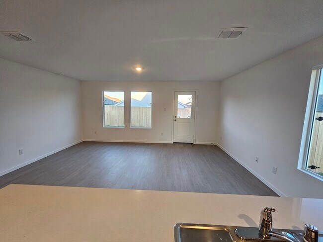 Sala de estar desde la cocina - 11414 Marcellus Way