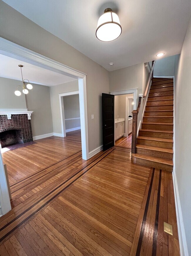 Building Photo - Beautiful Newly Renovated 4 Bedroom Home i...