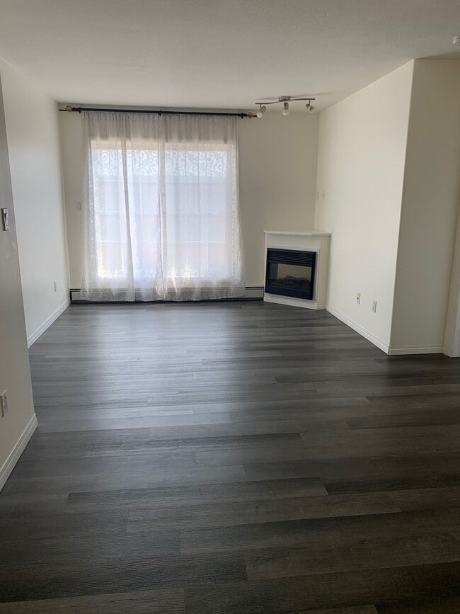 Building Photo - Apartment/Condo Located in Timberlea - Great Price You Will Not Want to Miss Out!