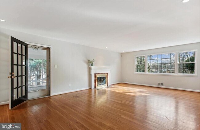 Building Photo - 7202 Heights Ct