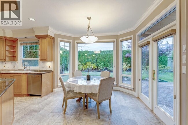 Photo du bâtiment - 7988 Sunnyholme Crescent