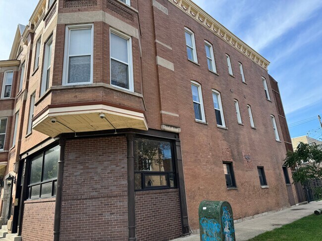 Photo - 1458 N Maplewood Ave Apartment