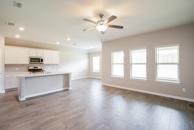 Building Photo - 922 Evergreen St