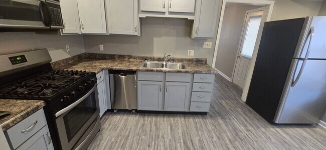 Building Photo - 2 Bedroom/1 Bath with detached garage!
