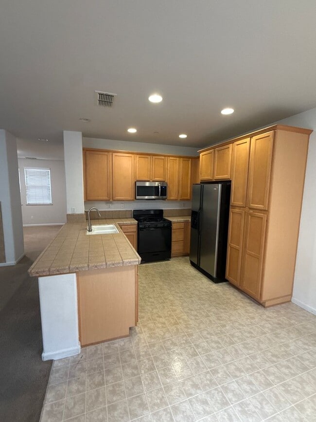 Foto del edificio - 4BR|2.5BA Townhome w/Garage|Yard| - Tenant Pays $175 monthly for WS&G