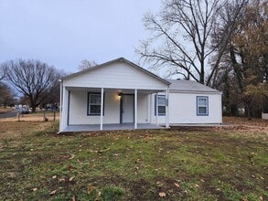 Building Photo - 6434 NW Parkview St