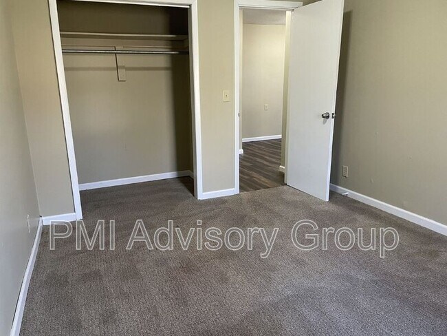 Foto del edificio - 940 SE Pinecrest Dr