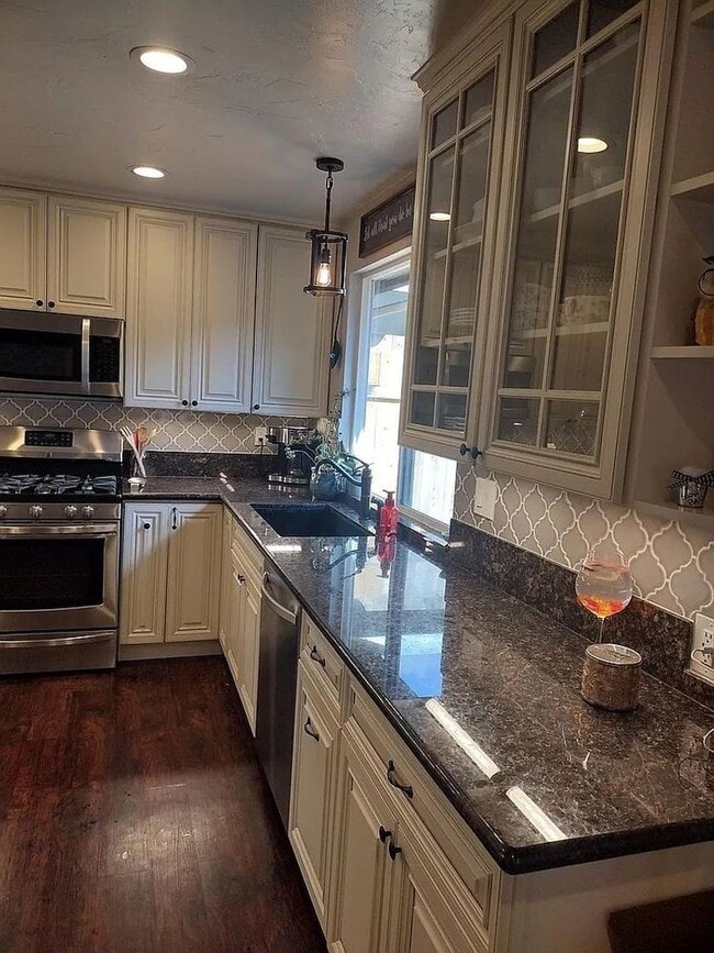 Building Photo - Beautiful 3 Bedroom/ 2 Bath condominium wi...