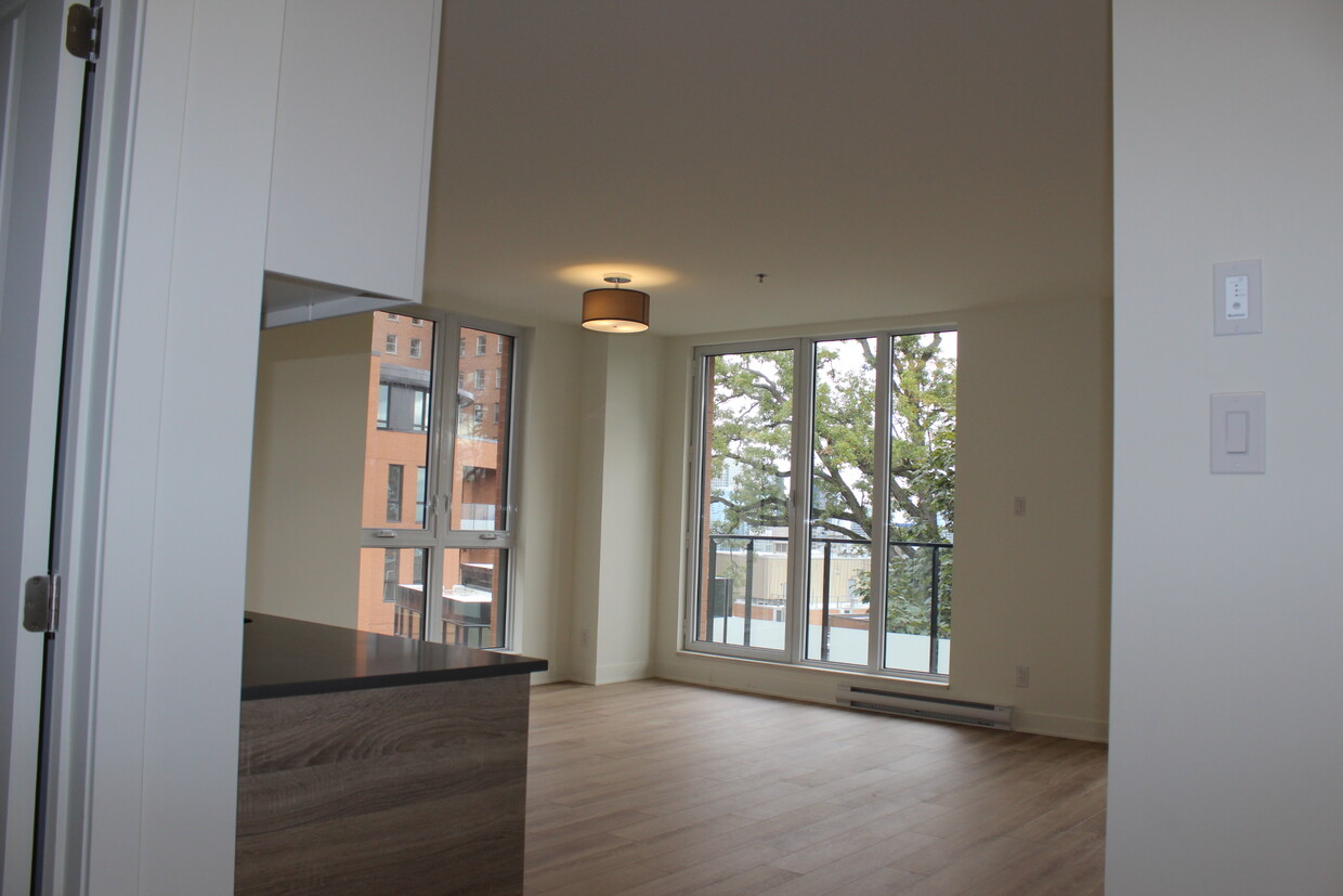 Primary Photo - 1750 Av Cedar