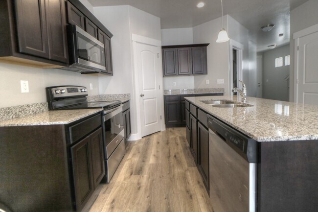 Foto del edificio - 4 Bedroom 2.5 Bathroom Townhome in Lehi!