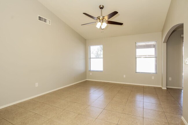 Foto del edificio - 8808 W Golden Ln