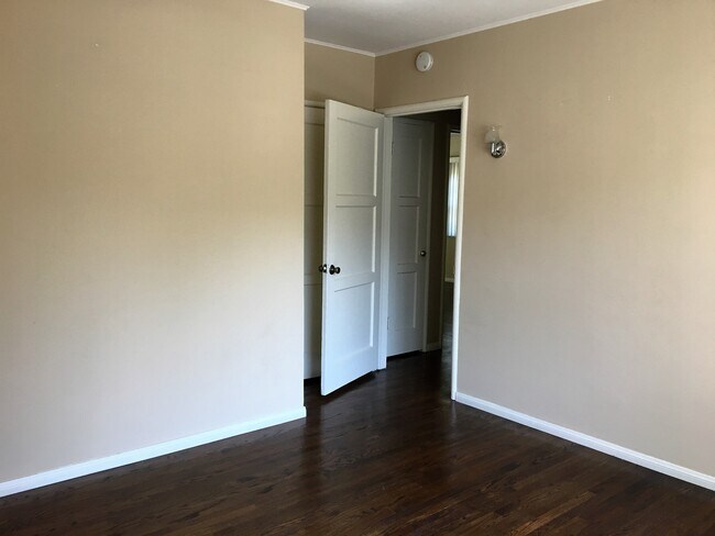 Foto del edificio - 3236 Montrose Ave