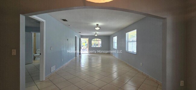 Foto del edificio - Spacious 3-Bedroom, 2-Bath Home with Covered Screened Porch & Large Kitchen in Tampa