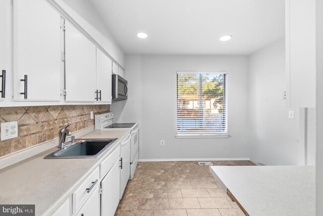 Foto del edificio - 1250 Birchcrest Ct