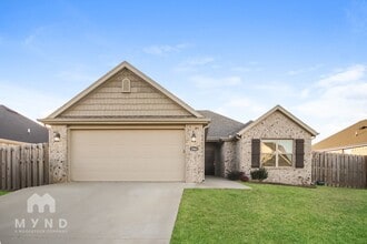 Building Photo - 1061 Lakeview Dr