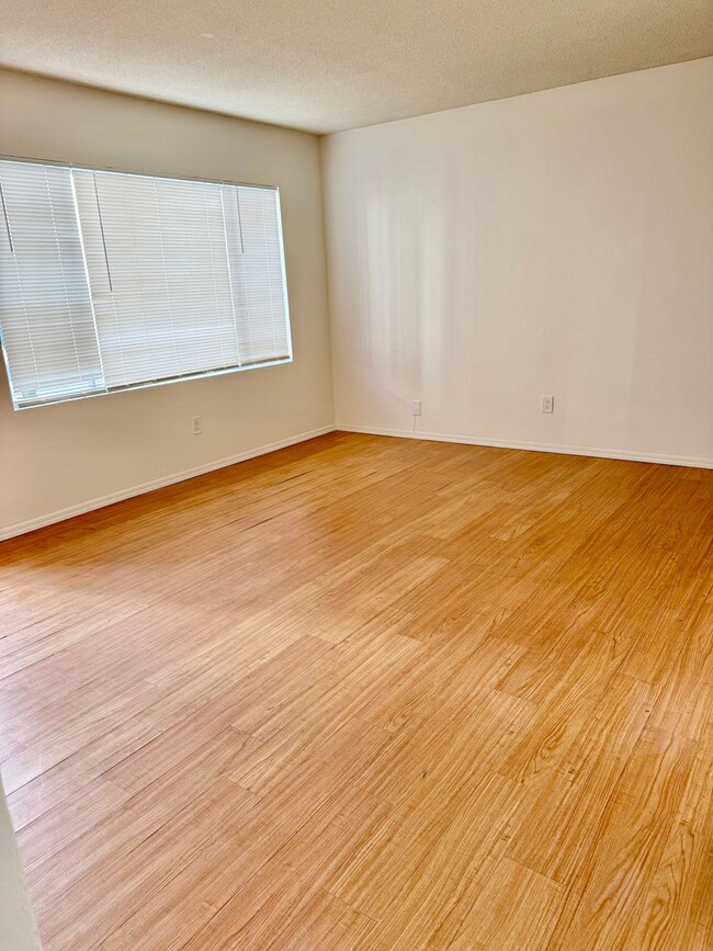 Building Photo - Charming Two Bed in North Park