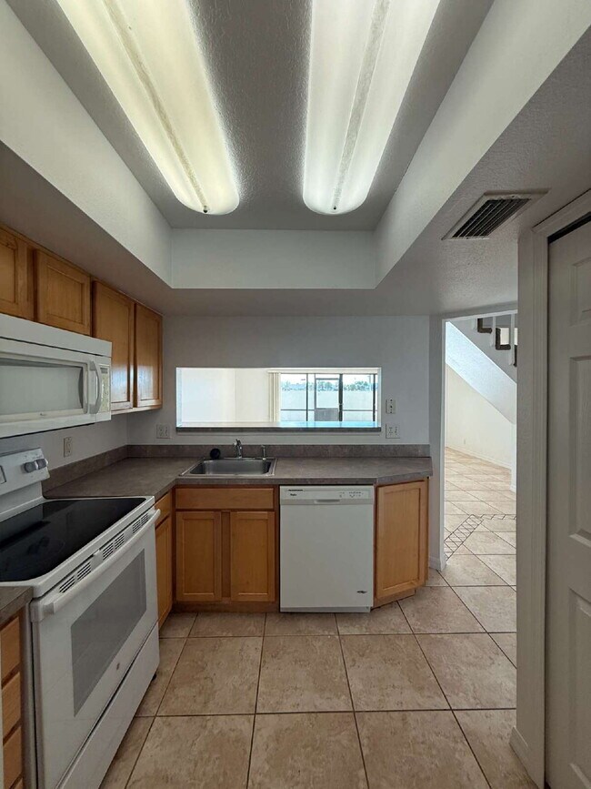 Building Photo - Beachside townhome with 3 bedrooms and 2 b...