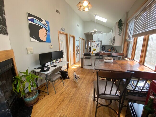 Foto del edificio - 1541 W Walton St
