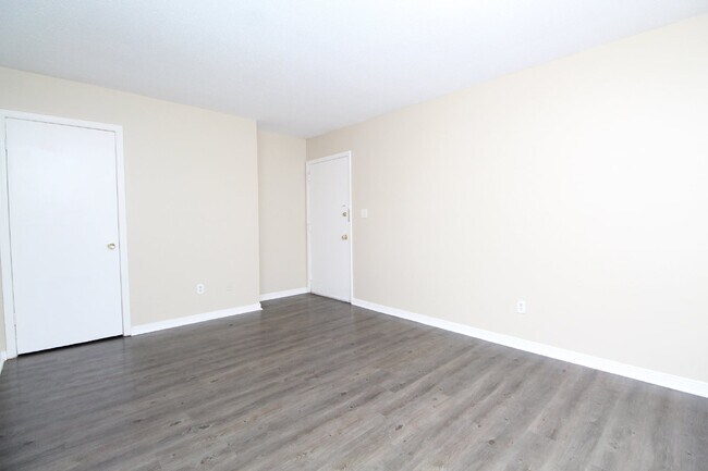 Building Photo - 1 bed/1 bath first-floor apartment near UW...