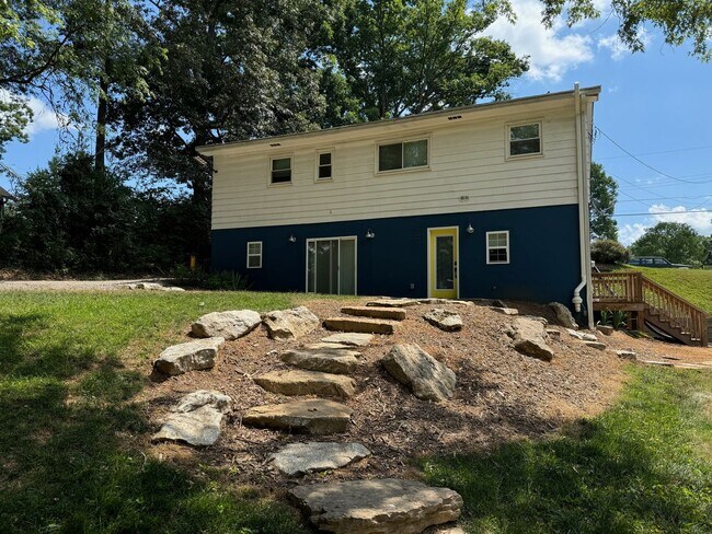 Building Photo - West AVL - Modern, Stunning 2/2 Basement A...